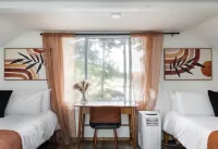 *New* Waterfront Cottage w/ Hot Tub & Private Dock