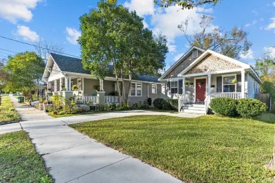 Tilly's Cottage - Fully Fenced-in Yard with Stocked Coffee Bar One Tree Hill: TRIC 주변 호텔