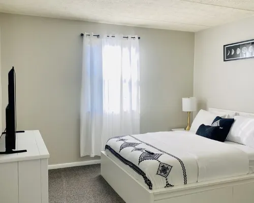 Spacious 2Br Apartment w/ Balcony • Free Parking • Near Upmc Hotels in Monroeville