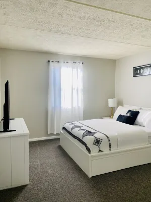 Spacious 2Br Apartment w/ Balcony • Free Parking • Near Upmc