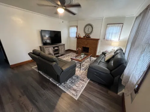 That's Amore! - Cozy 2-bedroom apartment in charming Steubenville with WiFi, AC Hotels in Steubenville