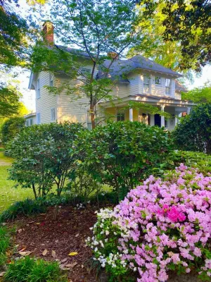 Cypress Cottage - Old Town Charm - 6 BR - 5.5 Baths - Sleeps 10+ Hotel dekat The Country Club of North Carolina