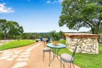 Hill Country views, beautiful sunsets, private, and natural wildlife.