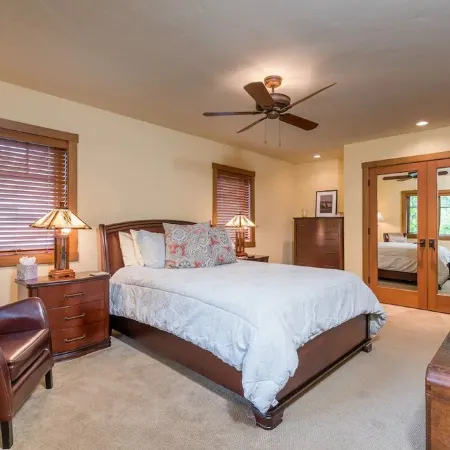 Luxury Ski Chalet with Mountain Views, Minutes to Ski Lifts
