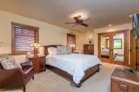 Luxury Ski Chalet with Mountain Views, Minutes to Ski Lifts
