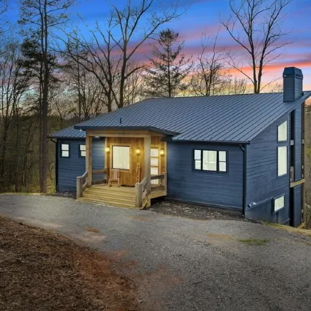 Enchanted Ridge Retreat: Family friendly, peaceful property, hot tub, sleeps 10