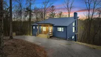 Enchanted Ridge Retreat: Family friendly, peaceful property, hot tub, sleeps 10