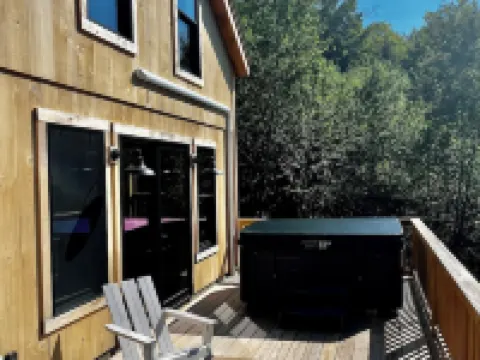 Newly built Vermont secluded cabin retreat with AC and brand new Hot Tub!!! 倫敦德里酒店