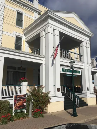 Petoskey in-Town Home Short Walk to: Shopping/Food/Waterfront. Long-Time Hosts. Отели в г. Петоски