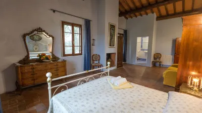 San Gimignano villa with pool, 5 rooms en suite, A/C, wi-fi, panoramic view