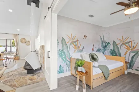 Bohemian Tropical Paradise Palm Harbor. Pool Home. 10mins to Honeymoon Island. Отели рядом с достопримечательностью «Pop Stansell Park»