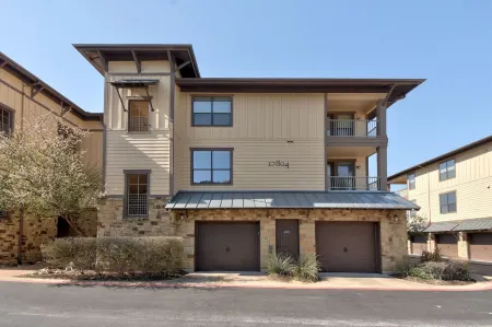 Beautifully REMODELED villa in the hollows/lake Travis/ quartz countertops, etc