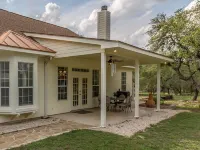 3-Acre Hill Country Retreat w/ Private Office Cabin & Fenced Yard Hotels in Spring Branch