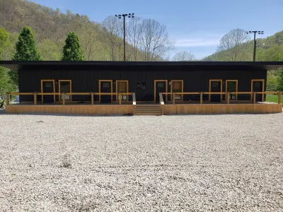 Hidden Jewell Studio Suite #2 - 2Bd/1BA Kitchenette & Washer/Dryer on Outlaws