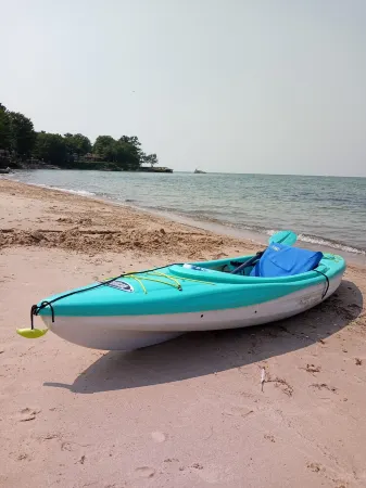 UPPER 3 rm.  studio B&B steps from beach & farm markt/shop'g.; dogs ok w/fee.