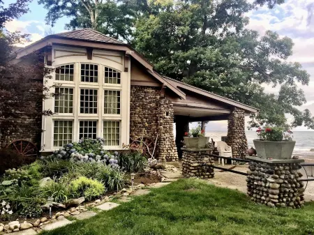 Beachfront Historical home 1Br/1Ba apt on Lake Erie w/ Balcony, WiFi, Streaming