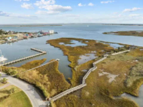 Waterfront Retreat walkable to the best shops, restaurants, & charm of Southport