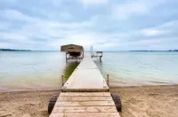 Lakefront Lake Poinsett Cottage with Private Beach Hotels in Hamlin County