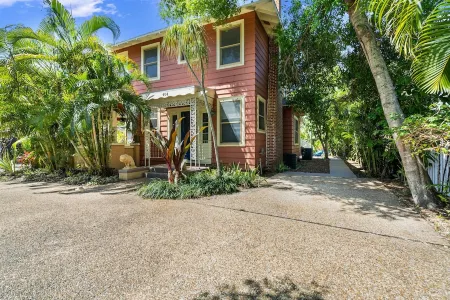 The Julia Place Carriage House-Walk downtown from old Florida glam!