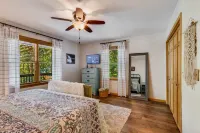 Hideaway in Ellijay! Game room, hot tub, convenient access Hotels near Parks Place Convenience Store