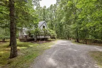The Gray Chalet - private lot close to Lake Wallenpaupack & downtown Hawley