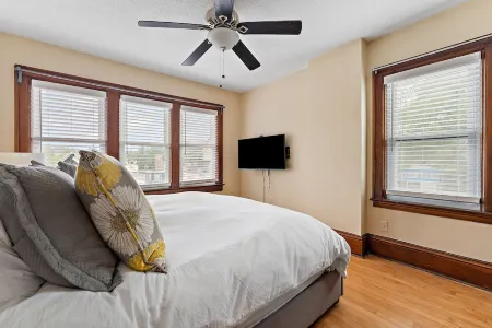 Cozy Historical Home-Trendy Lakes Area- 3 Bedroom 1 & 1/2 Bath Отели рядом с достопримечательностью «Park Nicollet Eye Care and Optical Store St. Louis Park»