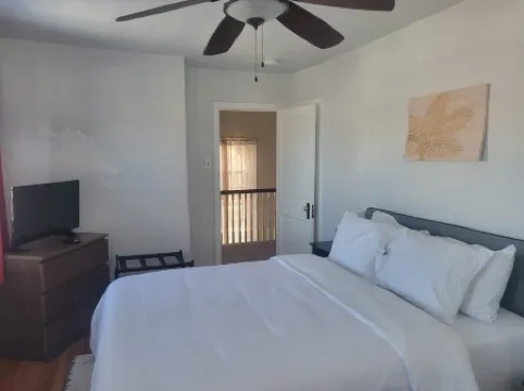 Charming 4bdrooms I 2.5 bath I Free Parking I 1 block from Wedding Venue