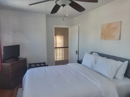 Charming 4bdrooms I 2.5 bath I Free Parking I 1 block from Wedding Venue