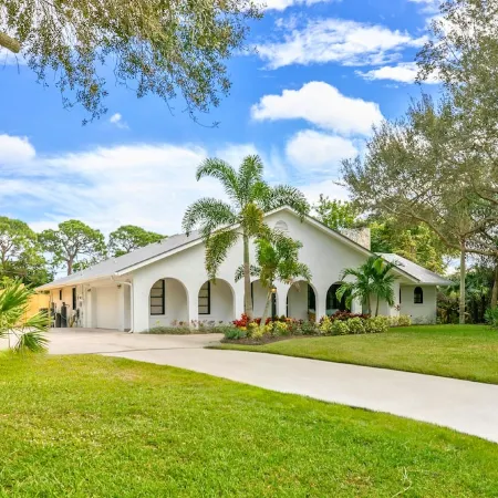 Peaceful and Spacious Pool home in Jensen Beach! RV-Boat Prkg-Fenced Yrd