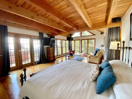 Luxury Mountain Escape Golf Hiking  Waterfalls  3Br Cabin w/ Hot Tub,