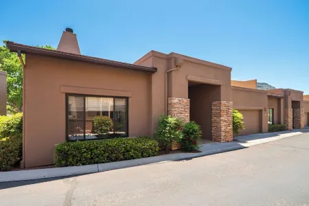 Red Rock Views! Pool~Pickleball~Hike~Golf, Deck Overlooks the 9th Green! Sedona