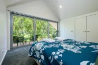 Serenity HG4: Brand New Town House with absolute NP frontage and superb views