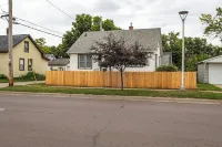 Charming 2-bedroom house in lovely La Crosse, minutes from downtown area