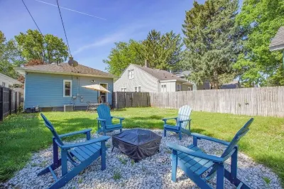 Blue Bungalow with 2 bedrooms, WiFi, AC in peaceful South Bend Hotels near Gwen Stiver Park