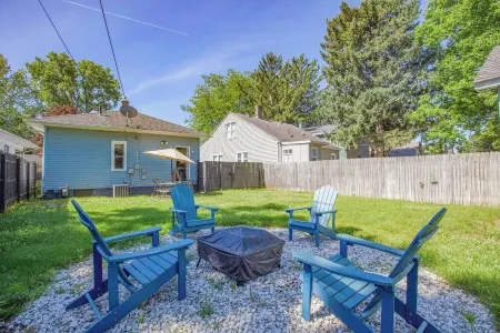 Blue Bungalow with 2 bedrooms, WiFi, AC in peaceful South Bend Отели рядом с достопримечательностью «Ice Box Skating Rink»