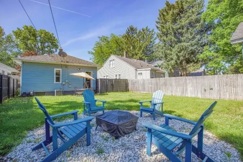 Blue Bungalow with 2 bedrooms, WiFi, AC in peaceful South Bend