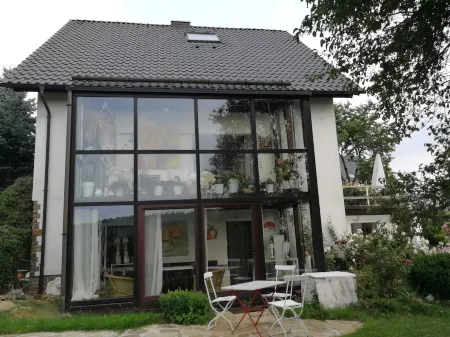 Vacation apartment for art lovers in Pobershau "Picasso with conservatory" Отели в г. Поберсхау