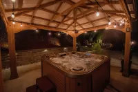 Luxury Home Retreat-Sweeping Views + Large Hot Tub