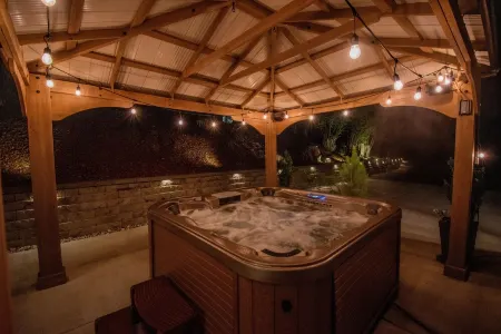 Luxury Home Retreat-Sweeping Views + Large Hot Tub