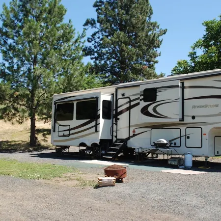 2019 40' 5th wheel on quiet property in the country with spectacular river views