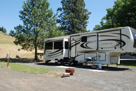 2019 40' 5th wheel on quiet property in the country with spectacular river views