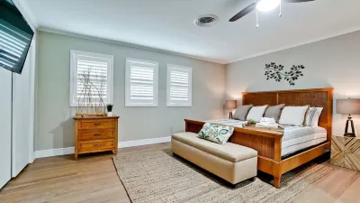 SLEEPS 14, HTD POOL, YOUR OWN PRIVATE OASIS CLOSE TO ANNA MARIA ISLAND!!