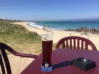 Wake up sea view, in the heart of Porsguen, 3 bedrooms, fireplace, enclosed garden Hotels in Plouescat