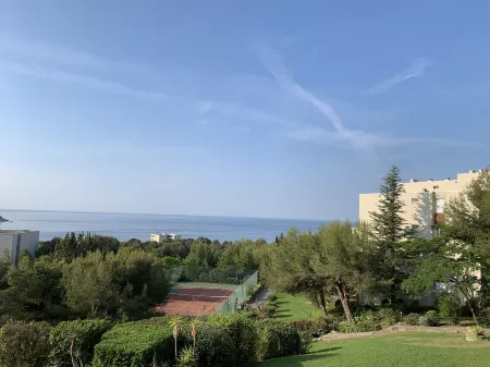 Appartement Très Belle vue mer et Falaise, Parking, Wifi, Terrasse Отели в г. Кассис