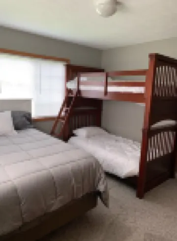 Well Appointed 2 Bedroom ~Less than a mile to Crystal Mountain