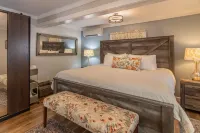 DT Bar Harbor,2 King Beds & Decks, Parks 3 Small Cars, Town Pickleball Ct @ Back