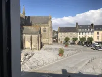 City center apartment with terrace at the foot of the cathedral.