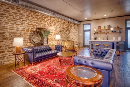 The Loft On The Square Отели в г. Mason