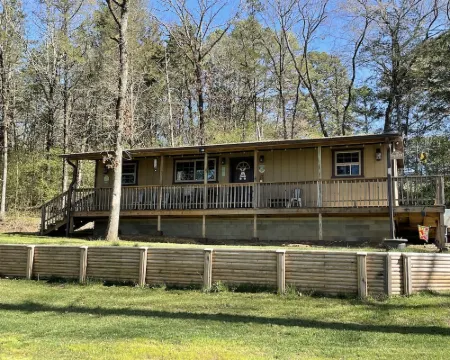 Cozy cabin on Lake Ludwig with a nice view of the lake. Pet friendly! 約翰遜縣酒店