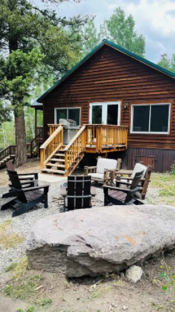 Private and peaceful 3 br cabin in the woods with new Hot Tub